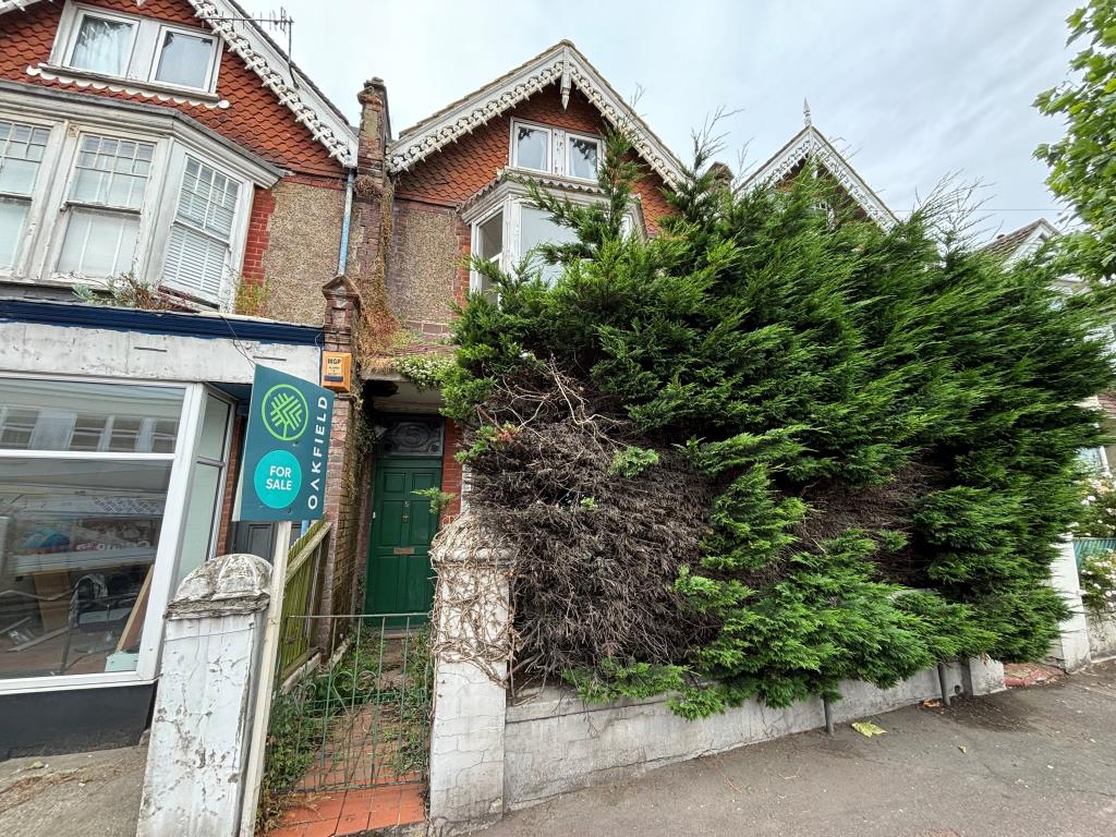 Lot: 41 - TERRACE HOUSE IN NEED OF REPAIR - Mid terrace victorian house